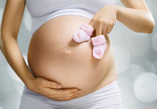 μια έγκυος περνά θηλώματα στο μωρό της
