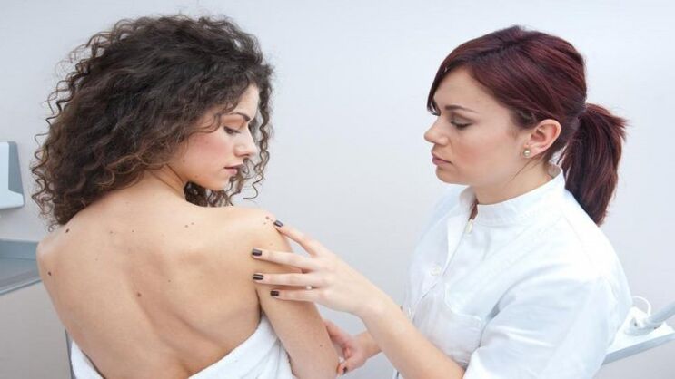 γιατρός εξετάζει θηλώματα στο δέρμα