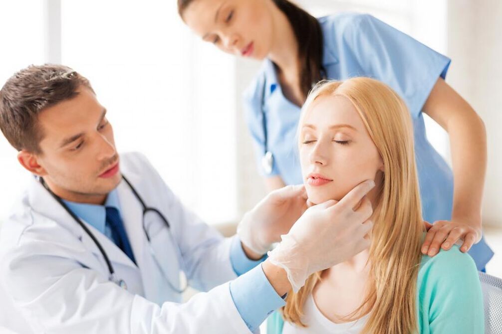 γιατρός εξετάζει έναν ασθενή με θηλώματα